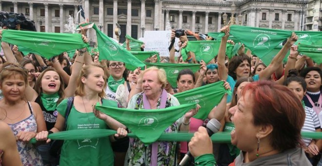 Cientos de personas se manifiestan para pedir el aborto seguro en Buenos Aires hace unos días. EFE/Javier Caamaño