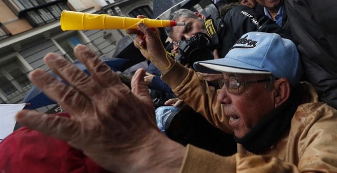 Miles de jubilados de manifiestan en Madrid para que suban las pensiones. EFE/ Javier Lizón