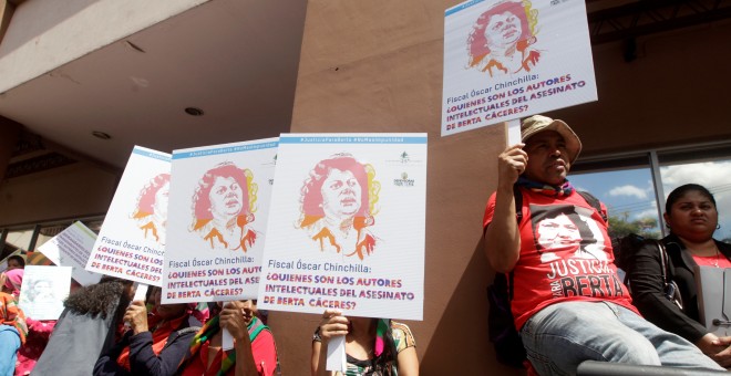 Integrantes del Consejo Cívico de Organizaciones Populares e Indígenas de Honduras, realizan un plantón en las instalaciones del Ministerio Público en Tegucigalpa (Honduras), donde exigen justicia para la ambientalista Berta Cáceres. REUTERS/Jorge Cabrera