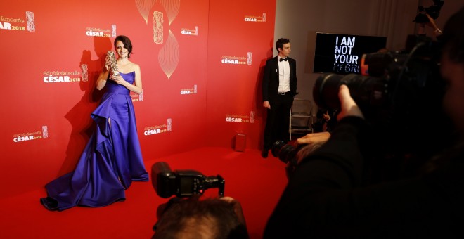 La actriz Penelope Cruz posa ante los fotógrafos tras recibir  el Cesar de Honor, en la gala de entrega de los premios del cine francés. EFE/EPA/ETIENNE LAURENT