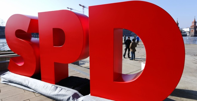 El logo del Partido Socialdemócrata Aleman (SPD) frente a su sede en Berlin. REUTERS/Hannibal Hanschke