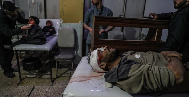 Gente herida tratada en el hospital de Douma, de Ghuta Oriental, un suburbio de Damasco. EFE/EPA/MOHAMMED BADRA