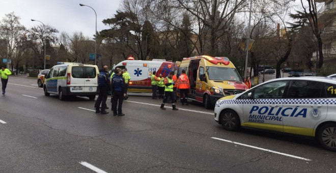 Los servicios de emergencias atienden al participante en la Carrera de los Bomberos, en Madrid. TWITTER Emergencias Madrid