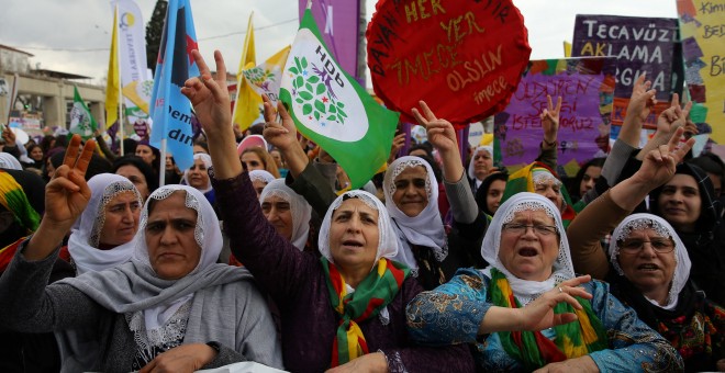 Manifestantes turcas gritaban lemas hoy durante un mitin con motivo del Día de la Mujer en Estambul. REUTERS / Huseyin Aldemir