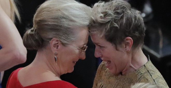 La actriz Meryl Streep felicita a Frances McDormand, ganadora del Oscar a la Mejor Actriz por 'Tres anuncios en las afueras'. REUTERS/Lucas Jackson