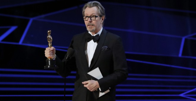 El actor británico Gary Oldman, sostiene su Premio Oscar al Mejor Actor por 'El instante más oscuro'.. REUTERS/Lucas Jackson