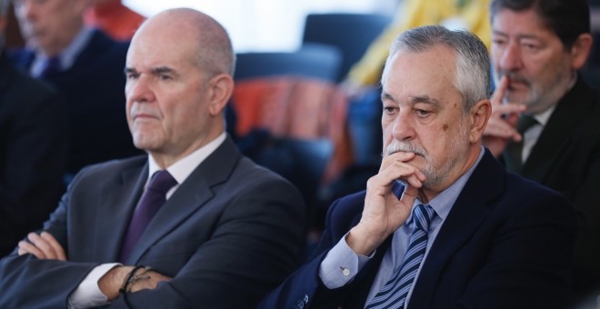 Los expresidentes Manuel Chaves y José Antonio Griñán, durante el juicio que de la pieza política de los ERE en la Audiencia de Sevilla. EFE/Jose Manuel Vidal