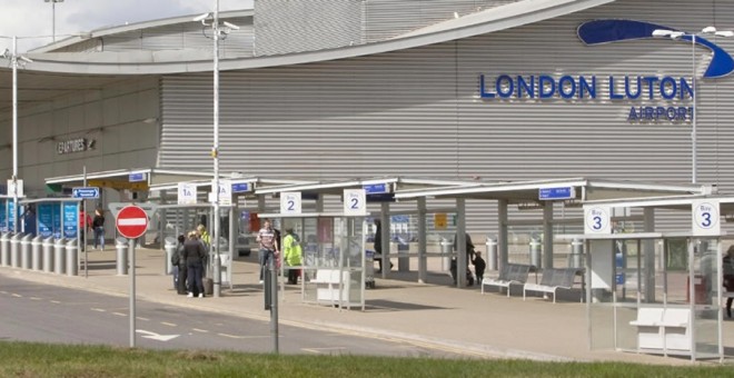 Terminal del aeropuerto londinense de Luton. REUTERS