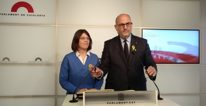 El portavoz adjunto de JxCat en el Parlament, Eduard Pujol y la diputada Gemma Geis durante la comparecencia de prensa en el Parlament. Europa Press