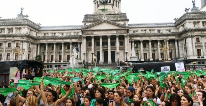 Miles de mujeres en una de las últimas concentraciones n para pedir que el Congreso de Argentina apruebe un proyecto de ley que garantice el aborto seguro, legal y gratuito. EFE/Javier Caamaño