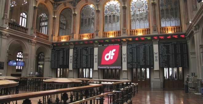 El logo de Duro Felguera en el panel del patio de negociación de la Bolsa de Madrid. E.P.