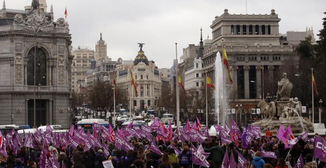 Concentración convocada por los sindicatos en la Plaza de la Cibeles, a las puertas del Ayuntamiento de Madrid, con motivo del Día de la Mujer. EFE/JAVIER LIZÓN