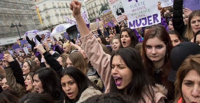 Miles de mujeres se han concentrado esta mañana en la Puerta de Sol con motivo de la huelga feminista de este 8 de marzo. /FRAN BAENA