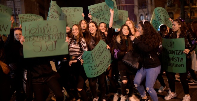 Manifestantes durante la marcha del 8M en Bilbao. REUTERS/Vincent West