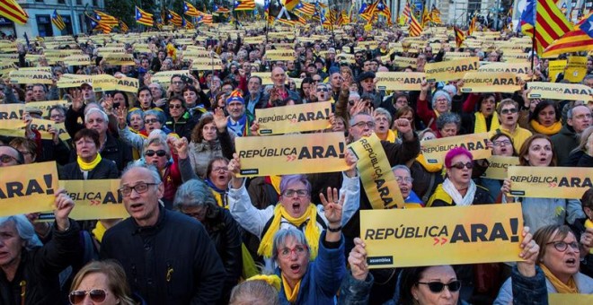 Manifestació convocada per l'ANC aquest diumenge a Barcelona, amb el lema 'República, ara'. EFE / Enric Fontcuberta
