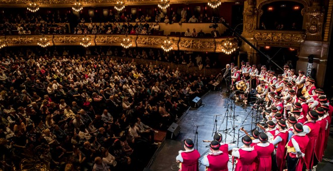 Actuació del coro Don Taratachín del carnaval de Cadis, aquest diumenge, al Gran Teatre del Liceu de Barcelona.
