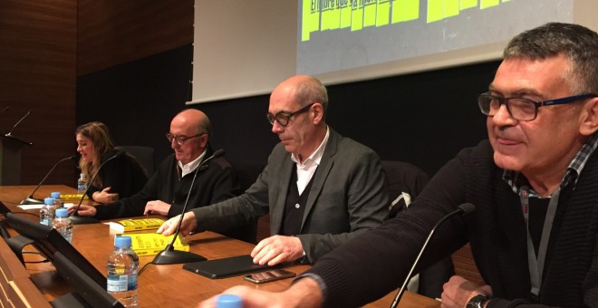 Iolanda Batallé, Jaume Roures, Iu Forn i Jaume Grau en la presentació del llibre d'aquest darrer 'Les clavegueres de l'estat', aquest dilluns a Barcelona. CB