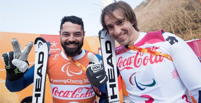 El esquiador Jon Santacana y su guía, Miguel Galindo, dieron la segunda medalla a España en los Juegos Paralímpicos de Invierno de PyeongChang. / EFE