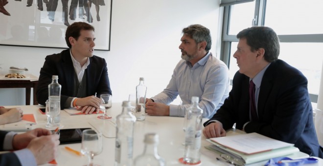 El líder de Ciudadanos, Albert Rivera, con Juan Carlos Quer  y Juan José Cortés, promotores de una recogida de firmas a favor de la prisión permanente revisable, en una reunión en el Congreso de los Diputados. EFE/Zipi