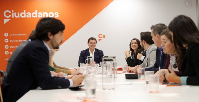 El presidente de Ciudadanos, Albert Rivera, junto a la portavoz Inés Arrimadas, y el resto de los miembros del Comité Permanente del partido naranja. EFE/ Ballesteros