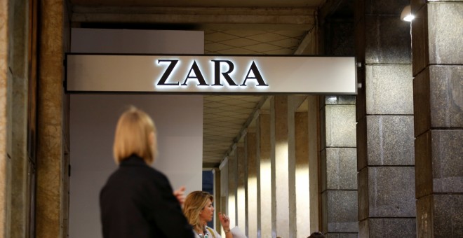 Varias personas en el exterior de una tienda de Zara, la principal enseña de Inditex, en Milán. REUTERS/Alessandro Garofalo