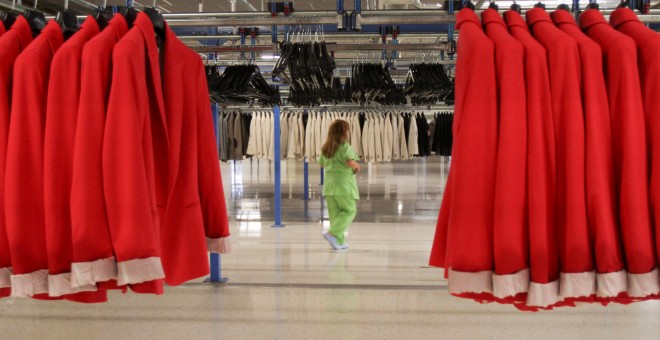 Una trabajadora en los almacenes de Inditex en su sede de Arteixo (A Coruña): REUTERS
