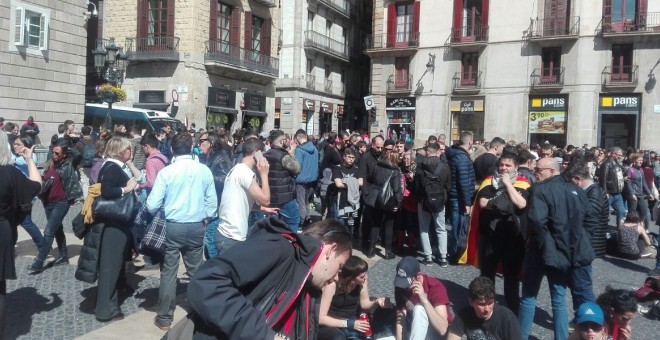 La plaça de Sant Jaume, al voltant de la una del migdia, després que la CUP i els CDR hi hagin convocat una concentració de protesta pels escorcolls al Palau de la Generalitat.