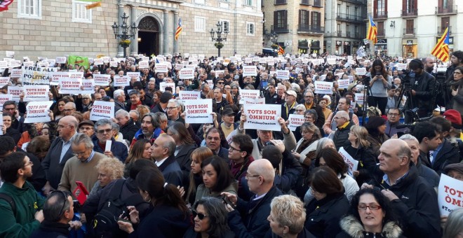 Concentració a la Plaça de Sant Jaume de Barcelona, en protesta pels escorcolls al Palau de la Generalitat i a la seu d'Òmnium, aquest dijous. Òmnium Cultural.