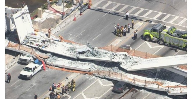 Varios muertos al derrumbarse un puente sin inaugurar sobre una carretera de Miami. TWITTER/@FrancescatlSUR