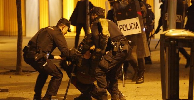 Policías antidisturbios en la calle Mesón de Paredes con la calle del Oso, en el barrio de Lavapiés de Madrid, tras la muerte de un mantero de un paro cardíaco durante un control policial contra el top manta en el barrio de Lavapiés de Madrid. Tras el suc
