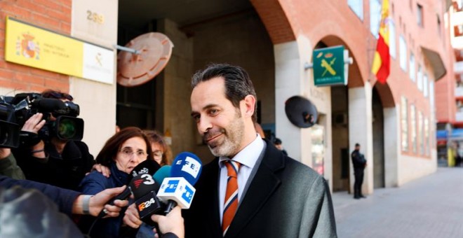 El secretario de Difusión del Govern, Antoni Molons (d), detenido esta mañana por la Guardia Civil, que le investiga por un delito de malversación por los gastos del gobierno catalán para la publicidad del referéndum del 1-O, atiende a los medios , al que