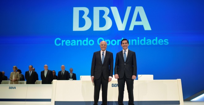 El presidente de BBVA, Francisco González, y el consejero delegado, Carlos Torres Vila, al comienzo de la junta de accionistas del banco, en el Palacio Euskalduna de Bilbao. REUTERS/Vincent West