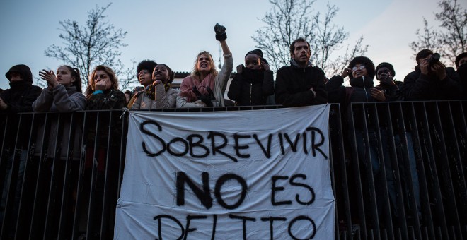 Concentración en la plaza de Nelson Mandela, en el barrio madrileño de Lavapiés, para protestar por la muerte del mantero senegalés Mmame Mbage. JAIRO VARGAS