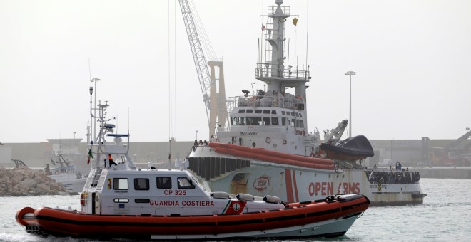 El barco de la ONG española, en el puerto de Sicilia.- REUTERS