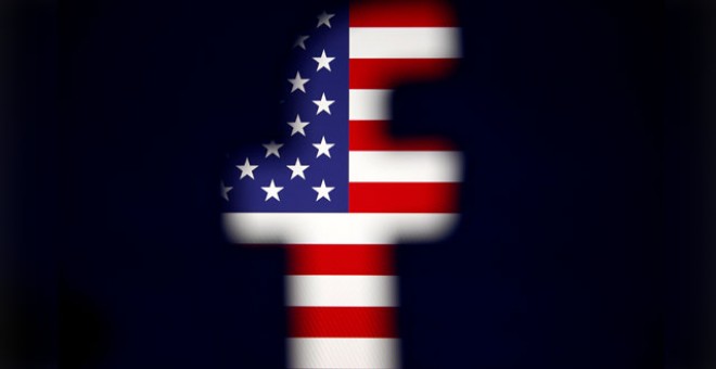 En esta ilustración, se muestra un logotipo de Facebook impreso frente a una bandera de EEUU. / Reuters