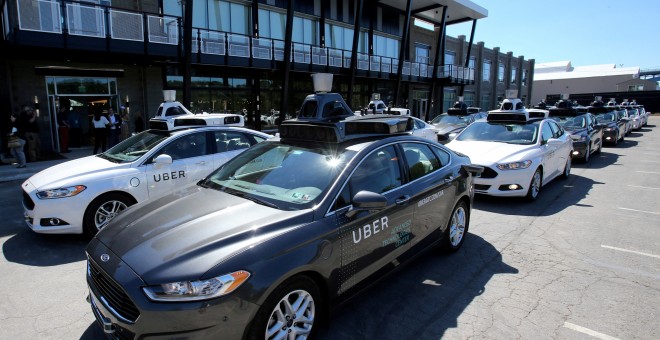 Una flota de coches autónomos Uber durante una exhibición en Pittsburgh en 2016. /REUTERS