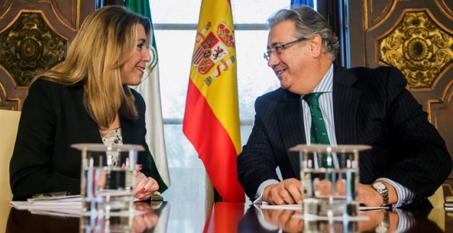 La presidenta de la Junta de Andalucía, Susana Díaz, y el ministro del Interior, Juan Ignacio Zoido, conversan durante su reunión celebrada hoy en el Palacio de San Telmo en Sevilla. /EFE