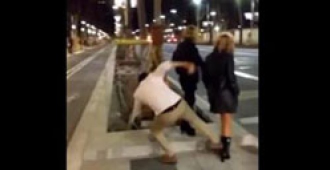 Captura del vídeo en el que un chico propina una patada a una mujer en Barcelona