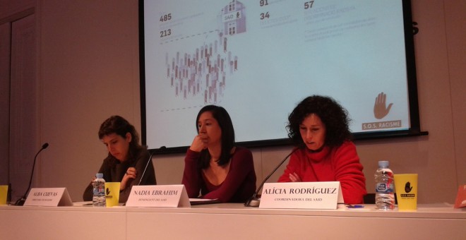 Alba Cuevas, Nadia Ebrahim i Alícia Rodríguez, a la presentació de l'informe de SOS Racisme, aquest dimecres a Barcelona. Marc Font.