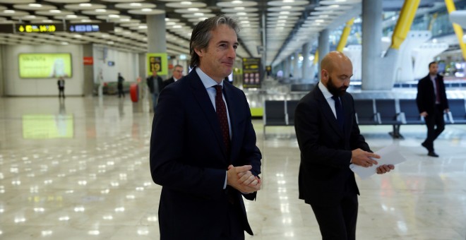 El ministro de Fomento, Íñigo de la Serna, con el presidente de Aena, Jaime García-Legaz, en el  Aeropuerto Adolfo Suárez Madrid-Barajas Fase 2017-2026. EFE/Paco Campos