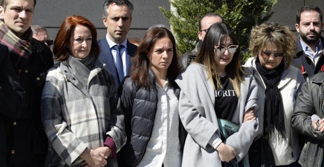 La alcaldesa del Ayuntamiento de Gatafe, Sara Hernández (3i), junto a familiares directos de los niños que fueron ayer asesinados por su padre. /EFE