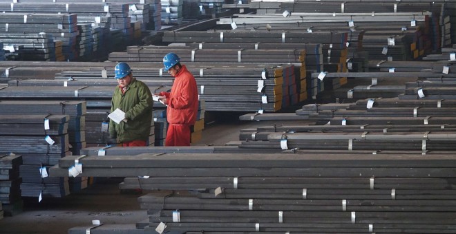 Trabajadores chequean barras de acero en una fábrica. Stringer (REUTERS)