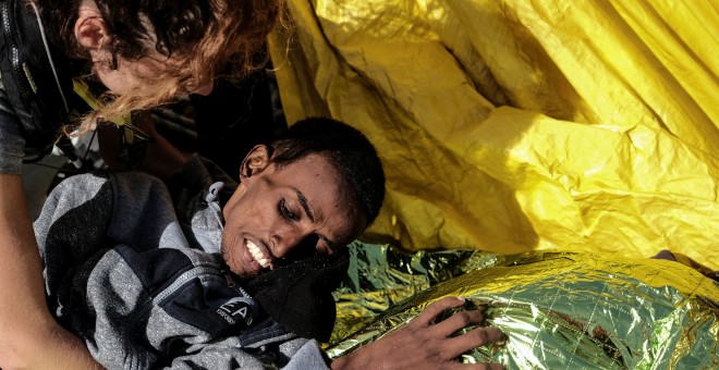 Un hombre de Eritrea de 22 años, atendido por el personal del buque de rescate Proactiva Open Arms después de ser rescatado en el mar Mediterráneo frente a la costa de Libia el 11 de marzo de 2018.- REUTERS/Kepa Fuentes