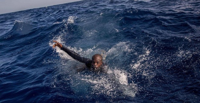 Una persona nada hacia un barco de rescate en el Mediterráneo, cerca de las costas de Libia, en noviembre de 2017.- AFP/ARCHIVO