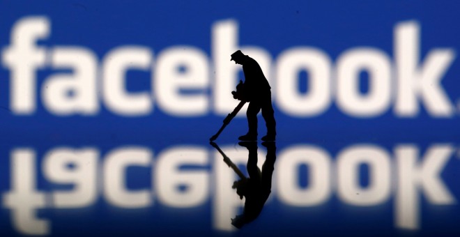 Montaje con la imagen de Facebook. (Reuters / Dado Ruvic)