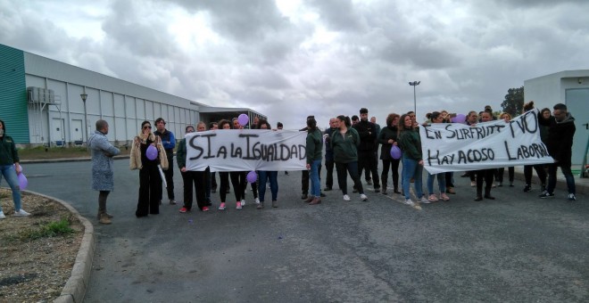 Manifestación obligada en Tocina por el día internacional de la mujer, con una pancarta confeccionada por la propia encargada de la empresa.