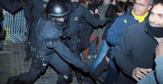 Agents antiavalots dels Mossos d'Esquadra han carregat contra els manifestants en les immediacions de la delegació del govern / EFE Enric Fontcuberta