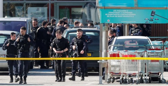 Efectivos de la Gendarmería Nacional francesa vigilan frente al supermercado de la cadena 'Système U'. /EFE
