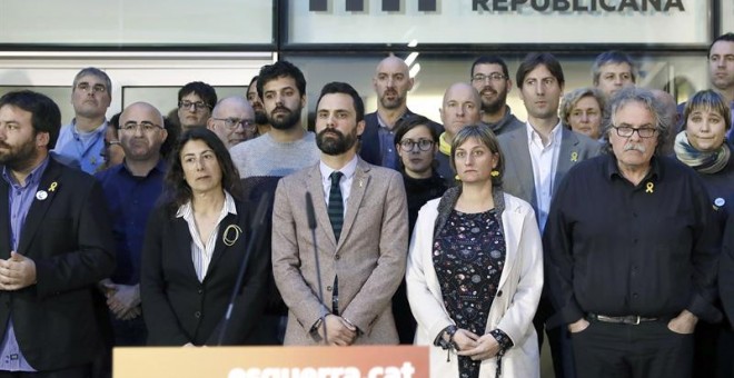 El presidente del Parlament, Roger Torrent (c), junto a otros asistentes durante la concentración en la sede de ERC después de que el juez Pablo Llarena haya acordado prisión incondicional para el candidato a la Presidencia del Govern, Jordi Turull; la ex