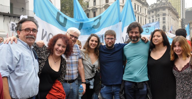 Los diputados de Podemos Miguel Urbán, Noelia Vera y Rafa Mayoral y Chato Galante posan durante la manifestación en Buenos Aires. /A.D.